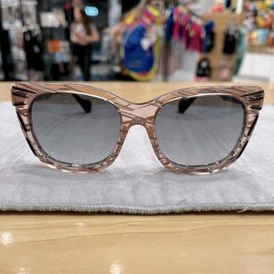 FENDI KINKY
Oversize Gradient Sunglasses